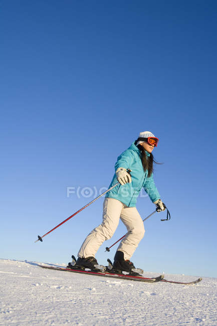 Chinese woman skiing at winter resort — Stock Photo
