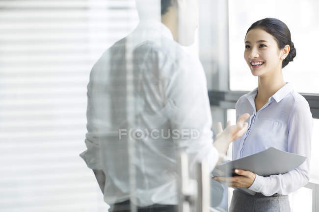 Empresária chinesa e empresária conversando no escritório — Fotografia de Stock