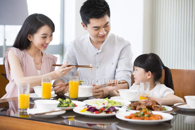 Китайская семья с девушкой обедает — стоковое фото