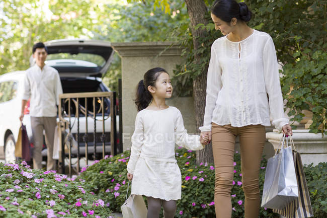 Pais e filha chineses voltando das compras — Fotografia de Stock