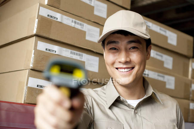 Homme chinois entrepôt travailleur attente scanner — Photo de stock