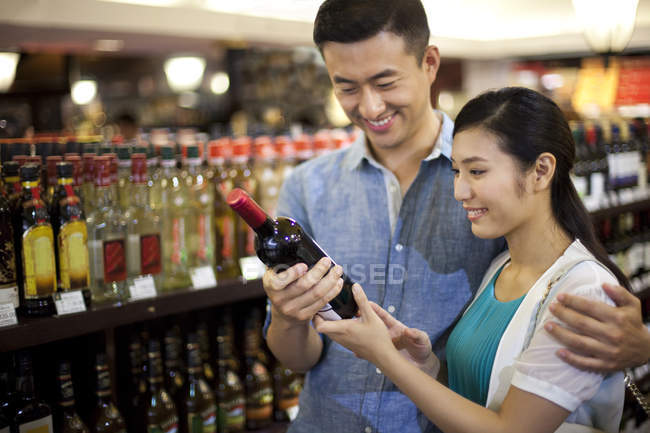 Chinesisches Paar kauft Wein im Supermarkt — Stockfoto