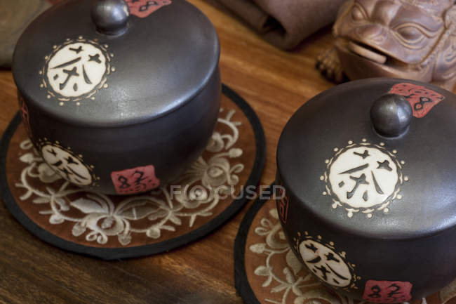 Clásicos caddies de té chinos en esteras - foto de stock