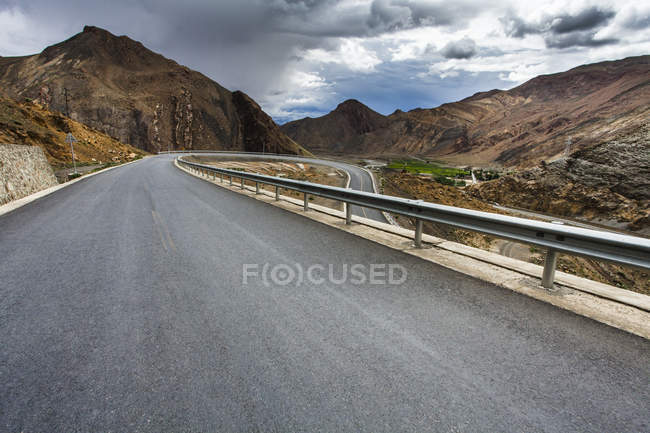 Strada tortuosa in Tibet, Cina — Foto stock