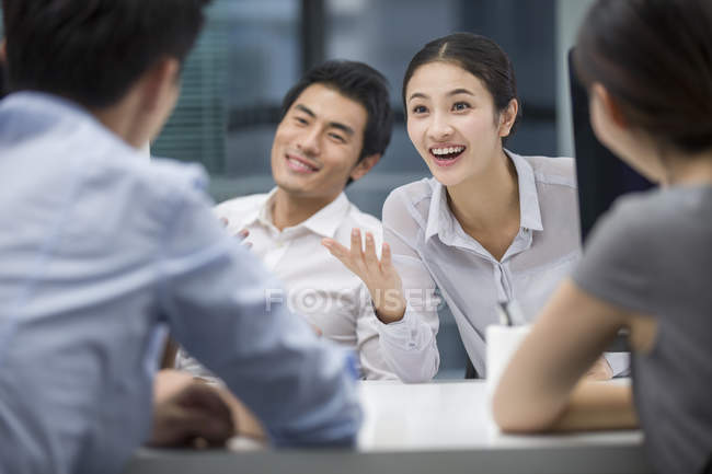 Китайские бизнесмены разговаривают в офисе — стоковое фото