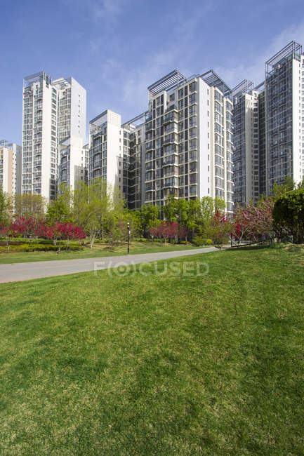 Edificios residenciales y zona verde en Beijing, China - foto de stock