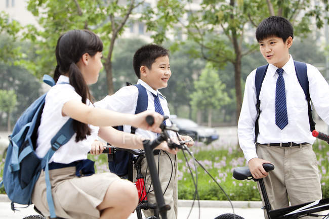 Китайские школьники с велосипедами на открытом воздухе — стоковое фото