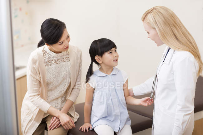 Médico feminino conversando com menina no hospital — Fotografia de Stock
