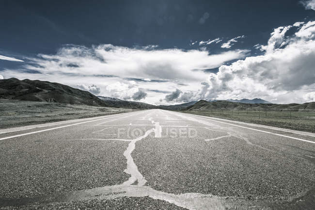 Mountain road in Tibet, China — Stock Photo