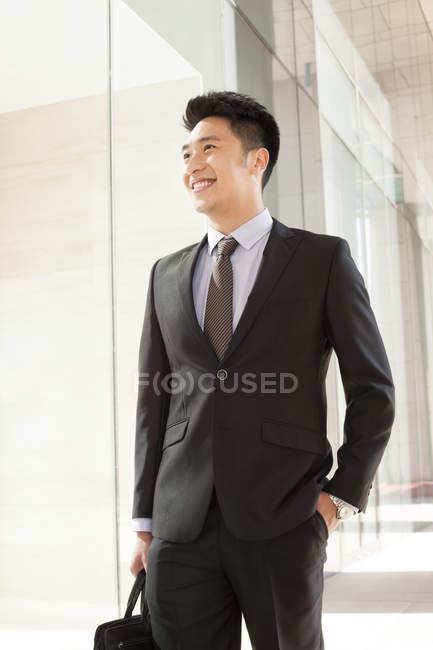 Китайский бизнесмен с рукой в кармане — стоковое фото