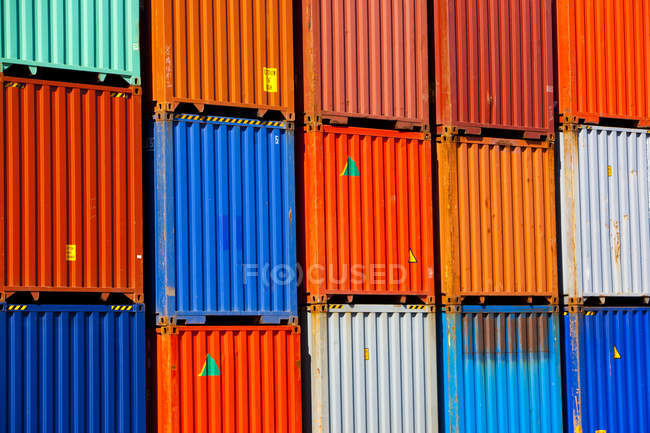 Frachtcontainer im Schiffsdock — Stockfoto