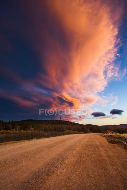 Rural road under dusky cloudscape in Chinese countryside — Stock Photo