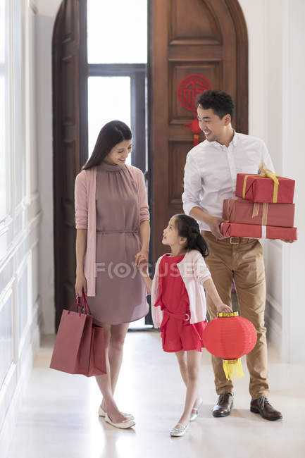 Familia visitando con regalos y linterna durante el año nuevo chino - foto de stock