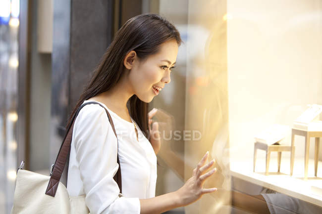 Chinês mulher fazendo janela de compras — Fotografia de Stock