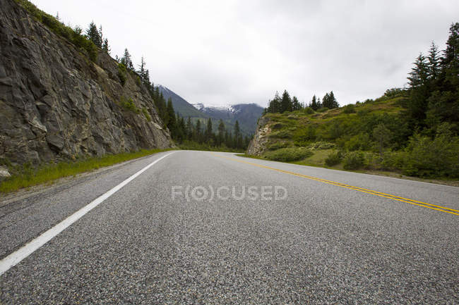 Vista de la carretera a través de montañas - foto de stock