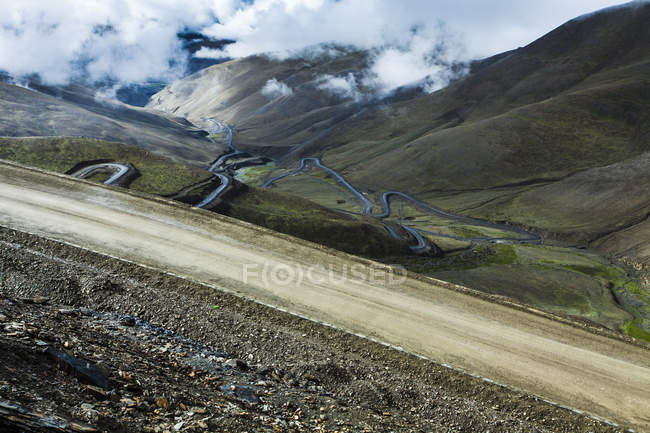 Живописный вид на горную дорогу в Тибете, Китай — стоковое фото