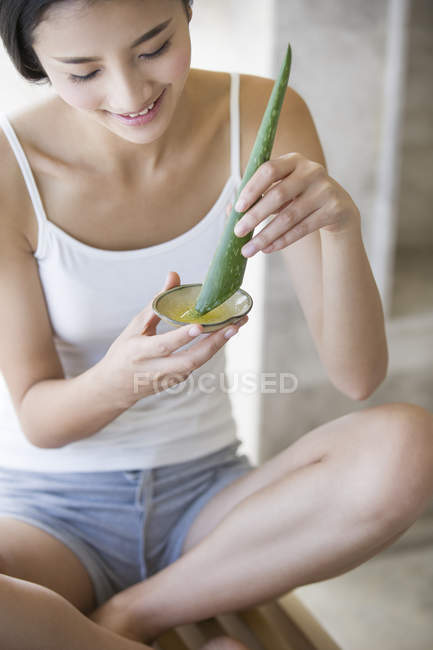 Chinesische Frau mischt natürliche Aloe Vera Kosmetik — Stockfoto