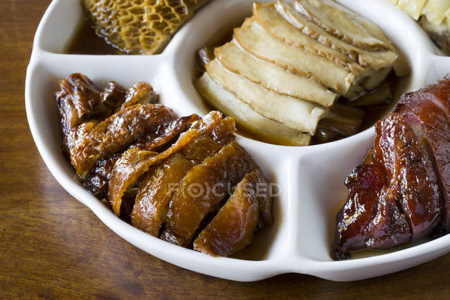 Различные китайские блюда на порционной тарелке, крупным планом — стоковое фото