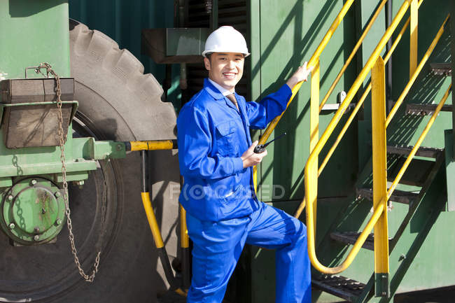 Trabalhador da indústria naval chinesa com walkie-talkie subindo escadas — Fotografia de Stock