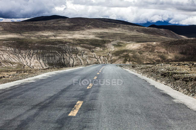 Estrada da montanha no Tibete, China — Fotografia de Stock