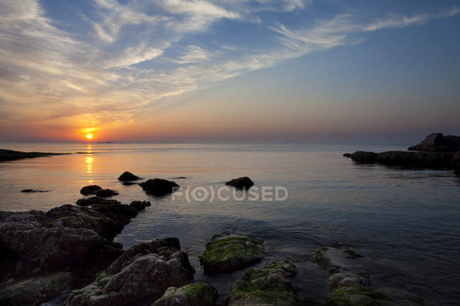 Pôr-do-sol cênico na costa na China — Fotografia de Stock