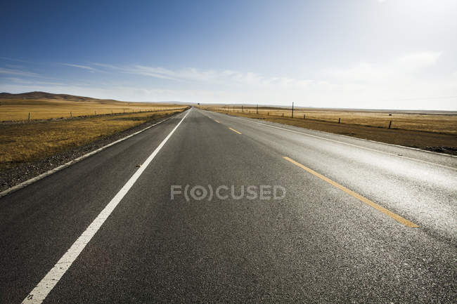 Highway in wilderness area of Qinghai province, China — Stock Photo