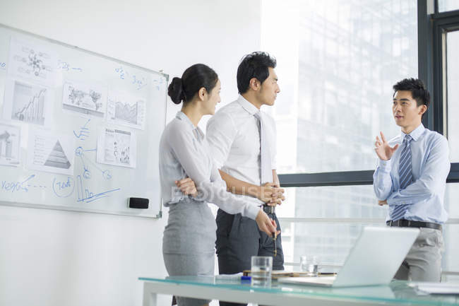 Chinese business team talking on meeting in board room — Stock Photo