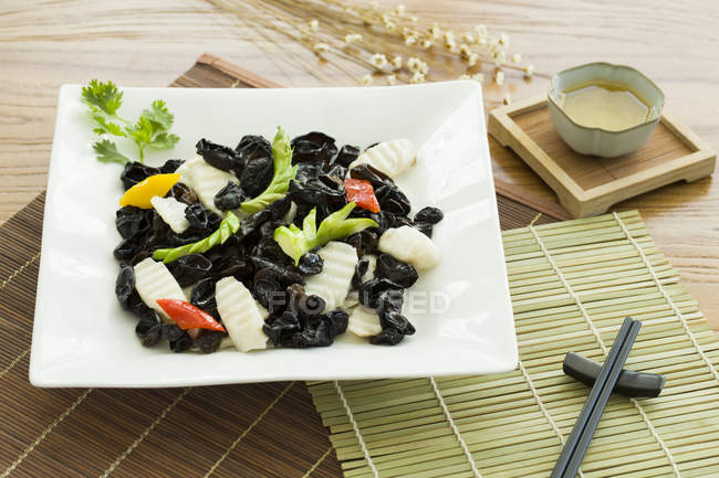 Китайское блюдо из ямса и грибов муэр — стоковое фото