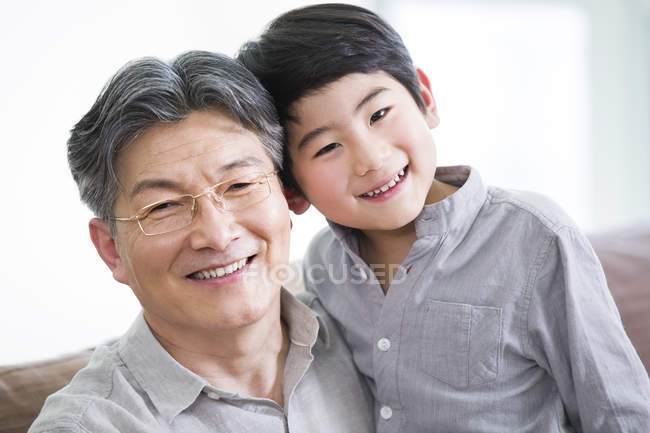 Портрет китайского дедушки и внука — стоковое фото