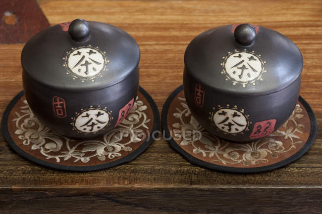 Caddies tè cinese con ornamenti su stuoie — Foto stock