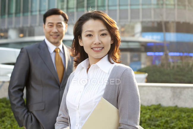 Portrait of Chinese business people in financial district — Stock Photo