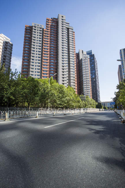 Cena urbana de estrada e arquitetura moderna de Pequim, China — Fotografia de Stock