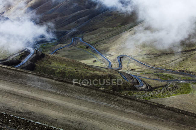 Malerischer Blick auf die Bergstraße in Tibet, China — Stockfoto