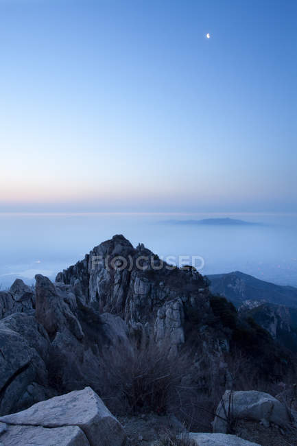 Vista dall'alba dalla montagna Taishan in Cina — Foto stock