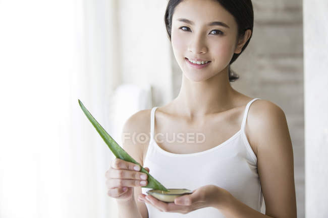 Chinese woman blending natural aloe vera cosmetics — Stock Photo