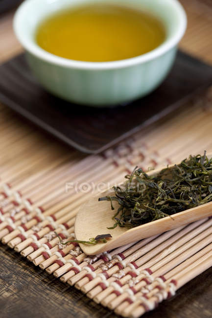 Primer plano de las hojas de té y té - foto de stock