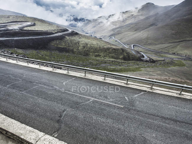 Vista panoramica della strada nelle montagne del Tibet, Cina — Foto stock
