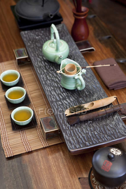 Utensilios tradicionales de ceremonia de té de gongfu chino - foto de stock