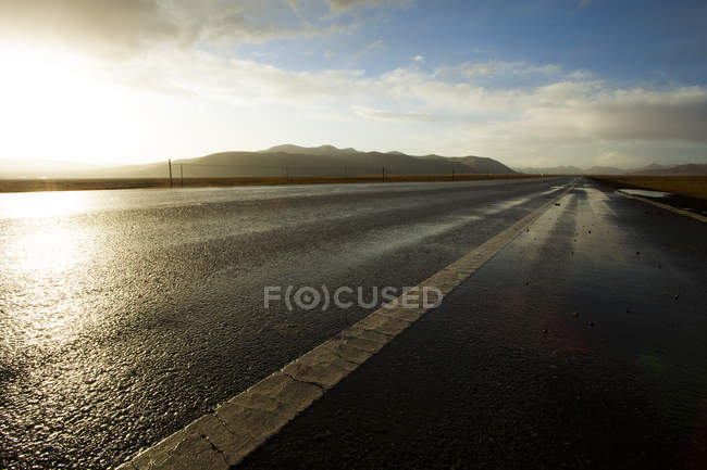 Highway leading through wilds in Qinghai province, China — Stock Photo