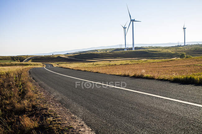 Windkraftanlagen in Grünlandlandschaft in der Provinz Hebei, China — Stockfoto