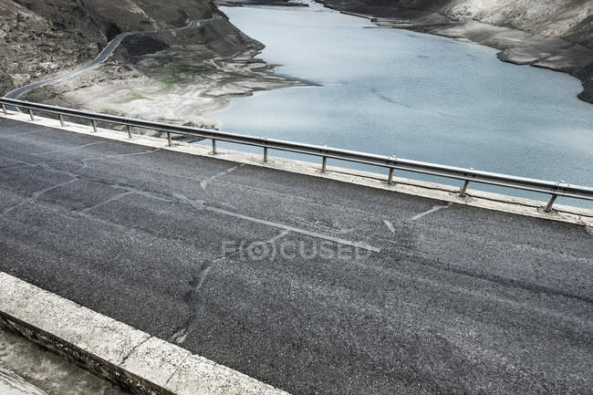 Vista panorâmica da estrada de montanha e do lago no Tibete, China — Fotografia de Stock
