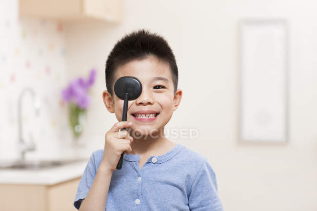 Garçon chinois avec plaque de couverture oculaire — Photo de stock