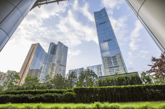 Moderne Gebäude und Grünflächen in Peking, China — Stockfoto