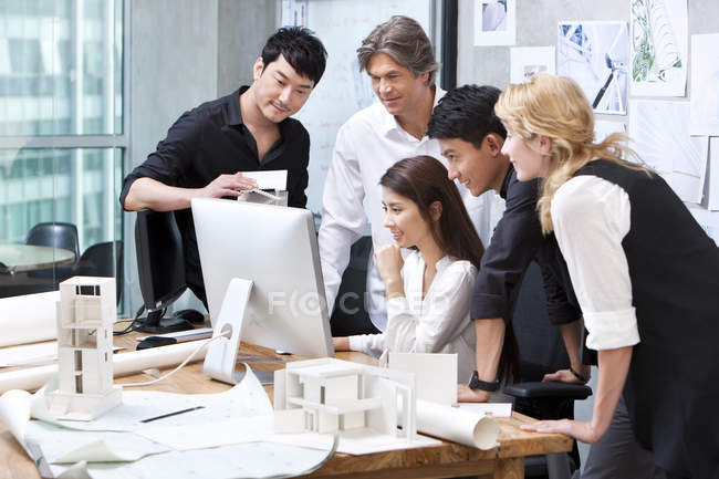 Многонациональная группа архитекторов, работающих в офисе — стоковое фото