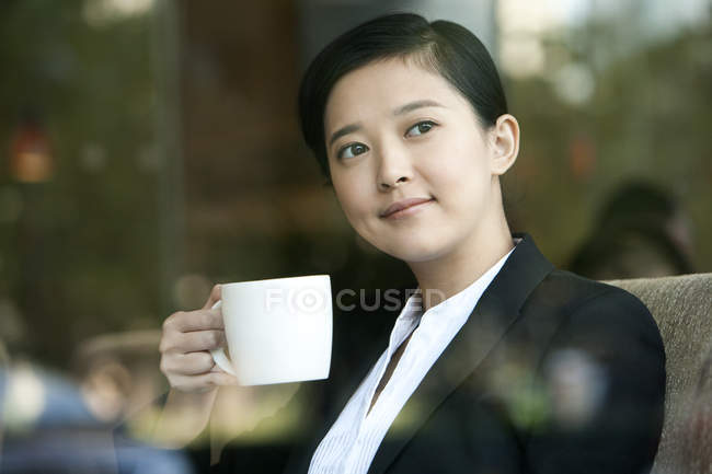 Empresária chinesa bebendo café no café — Fotografia de Stock