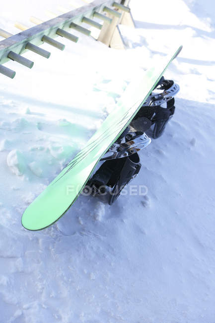 Snowboard im Schnee liegend, Nahaufnahme — Stockfoto