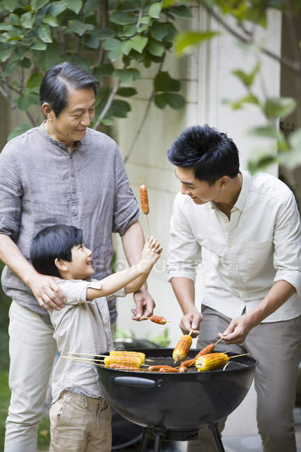 Barbecue di famiglia maschile cinese multi-generazione in cortile — Foto stock