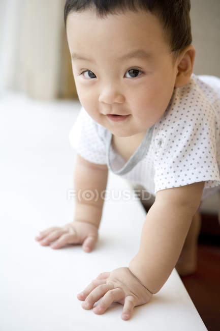 Китайский младенец смотрит в камеру — стоковое фото