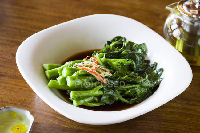 Ensalada de verduras gai lan tradicional china - foto de stock