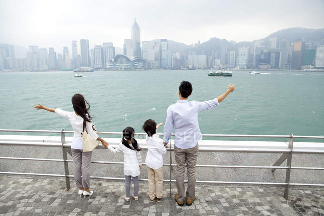 Vue arrière de la famille profitant de beaux paysages du port de Victoria, Hong Kong — Photo de stock